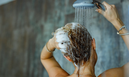 Vào mùa đông có nên gội đầu bằng nước nóng?