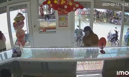 Video: Kẻ bịt mặt d&#249;ng b&#250;a đập tủ k&#237;nh cướp tiệm v&#224;ng giữa ban ng&#224;y
