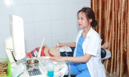 Nữ b&#225;c sĩ sản phụ khoa t&#226;m l&#253; gi&#250;p nhiều cặp vợ chồng hiếm muộn c&#243; con