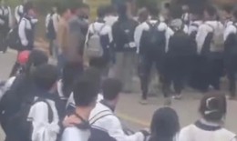 Yên Bái: Nam sinh bị bố bạn học đánh trước cổng trường