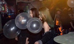 Nhiều bệnh nhân trẻ tuổi nhập viện trong tình trạng nguy kịch vì sử dụng 'bóng cười'