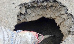 Xuất hiện 'hố tử thần' sâu gần 2m trên đường