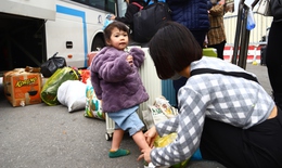 Bến xe Hà Nội chiều mùng 5 Tết, người dân trở lại Thủ đô với một núi hành lý
