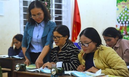 Chị em đồng bào Pa Cô đêm đêm soi đèn đi học