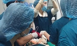 Cứu ch&#225;u b&#233; nuốt phải xương khi ăn ch&#225;o