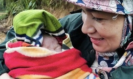 Giáo viên giúp sản phụ chuyển dạ sinh con bên đường
