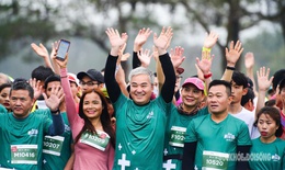 B&#243;ng hồng ch&#226;n trần tr&#234;n đường chạy &#39;Run With Me – Cộng Đồng Khỏe&#39;