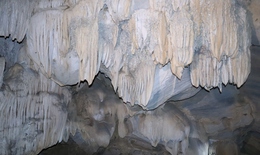 Phát hiện hang động tuyệt đẹp với những nhũ đá lấp lánh tại núi Piềng Có Noóng