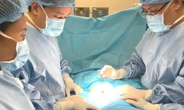 Bé trai 8 tháng tuổi có dương vật cong 120 độ kèm khối thoát vị bẹn hiếm gặp