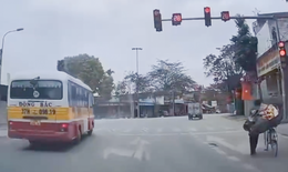 Tài xế xe buýt vượt đèn đỏ bị phạt từ video người dân gửi CSGT