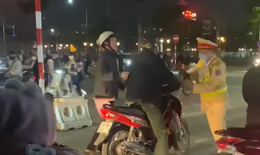 Gã đàn ông bất ngờ đấm vào mặt chiến sĩ công an khi bị
yêu cầu kiểm tra nồng độ cồn