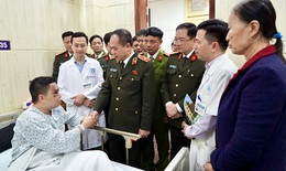 Giám đốc Công an Hà Nội thăm hỏi chiến sĩ bị thương khi làm nhiệm vụ