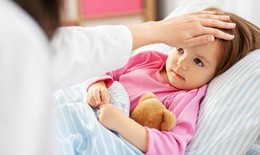 Trẻ bị sốt phát ban cần tránh những thực phẩm nào?