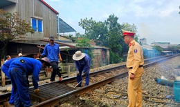 Đ&#243;ng điểm giao với đường sắt ở Huế sau tai nạn khiến nữ sinh tử vong