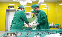 Bác sĩ huyện phẫu thuật khối u xoắn khổng lồ bảo toàn chức năng buồng trứng cho bệnh nhân trẻ tuổi
