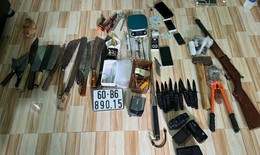 Phát hiện 2 đối tượng nghi vấn, công an truy xét thu giữ ma túy, dao, súng bắn đạn bi