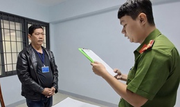 Bắt chủ nhà nghỉ mở sòng xóc đĩa, thu mỗi "con bạc" 1 triệu đồng