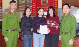 Người phụ nữ x&#250;c động nhận lại 400 triệu đồng đ&#227; chuyển nhầm