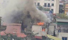 Cháy khu tập thể cũ trên phố cổ Hà Nội