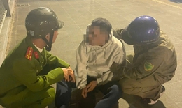 Video c&#244;ng an phường ngăn chặn thanh ni&#234;n c&#243; &#253; định nhảy cầu trong đ&#234;m
