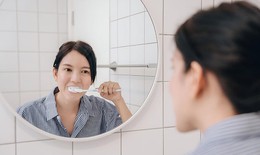 Hướng dẫn cách vệ sinh răng sau khi bọc răng sứ