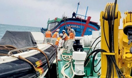 Kịp thời cứu 2 tàu cá và gần chục ngư dân gặp nạn trên biển