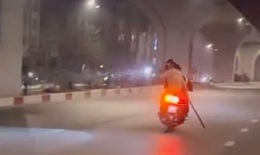 Nhóm thiếu niên 'kẹp 3' cầm hung khí đe doạ công an khi bị truy bắt