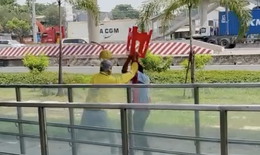 Bị nhắc kh&#244;ng h&#250;t thuốc ở khu vực nh&#224; ga Metro số 1 TPHCM,  t&#224;i xế c&#244;ng nghệ x&#244; x&#225;t với bảo vệ