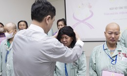 Bệnh nhân ung thư bật khóc khi được tặng tóc