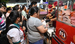 Du kh&#225;ch t&#242; m&#242; thưởng thức đại tiệc buffet b&#225;nh m&#236; tại TP Hồ Ch&#237; Minh