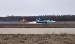 Khoảnh khắc Su-34 Nga hạ cánh ngoạn mục bằng bụng