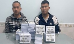 Ngăn chặn 2 đối tượng rải tờ rơi cho vay tiền trả góp