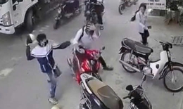 VIDEO: Phẫn nộ nhóm học sinh cầm mũ bảo hiểm lao vào đánh tới tấp nam sinh