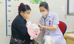 Nghệ An: Trẻ mắc c&#250;m tăng đột biến, h&#224;ng trăm ca đến viện mỗi ng&#224;y 