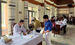 Thầy thuốc trẻ khám bệnh miễn phí cho 1.000 trẻ em ở miền núi