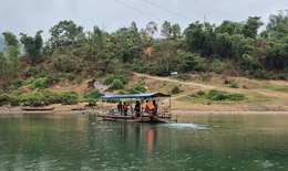 Người dân huyện vùng cao liều mình vượt sông