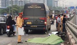 Va chạm với xe limousine trên cầu vượt Mai Dịch, 1 người đi xe máy tử vong