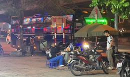 Hàng loạt nhà xe dừng đỗ đón khách trong đêm tối, lập bến cóc ngay đường lớn