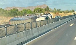 Xe tải lật nghiêng, chắn ngang một bên cao tốc Vĩnh Hảo - Phan Thiết