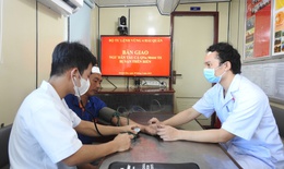 Tàu hải quân bàn giao ngư dân gặp nạn cho gia đình