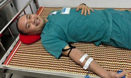 Nhân viên y tế hiến máu cứu bệnh nhân chấn thương sọ não