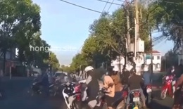 Video thanh niên đánh tới tấp người đàn ông sau va chạm giao thông