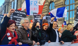 Hàng ngàn người tuần hành ở Paris phản đối viện trợ cho Ukraine
