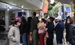 Người dân Hà Nội co ro xếp hàng mua bánh trôi, bánh chay dịp Tết Hàn thực