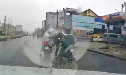 Video: Phẫn nộ thanh niên đánh người sau va chạm giao thông ở Huế