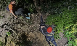 C&#244;ng an Đ&#224; Nẵng đu d&#226;y giải cứu 2 du kh&#225;ch mắc kẹt tr&#234;n n&#250;i Sơn Tr&#224;