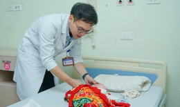 Phẫu thuật cho bé sơ sinh 3 ngày tuổi bị thoát vị tủy, màng tủy đã vỡ