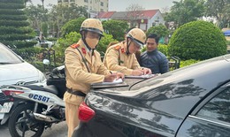 Ngày đầu thực hiện quản lý đỗ xe ô tô trên các tuyến đường giao thông ở Hải Phòng