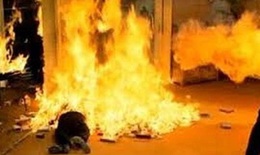 Vợ chồng con gái đòi ly hôn, bố tẩm xăng tự thiêu