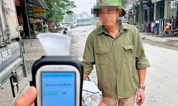 Uống rượu khi ăn sáng ở làng, người đàn ông bị phạt đến 8 triệu, trừ 10 điểm bằng lái